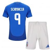 Camisa de time de futebol Itália Gianluca Scamacca #9 Replicas 1º Equipamento Infantil Europeu 2024 Manga Curta (+ Calças curtas)